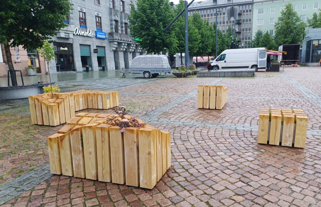 Kesäkukat ja viihtyisät oleskelualueet piristävät Lahden kauppatoriä